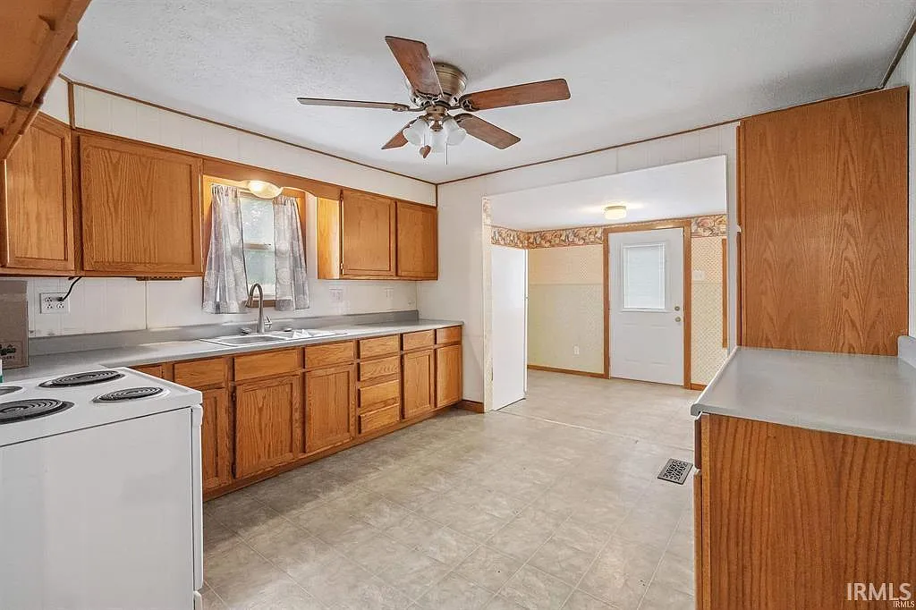 4 bed, 2.0 bath, 1919 sqft, $1,400 — Photo 2
