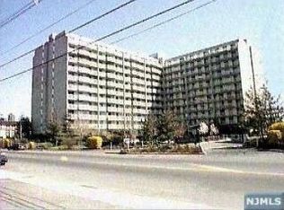 1077 River Rd, Edgewater, NJ 07020