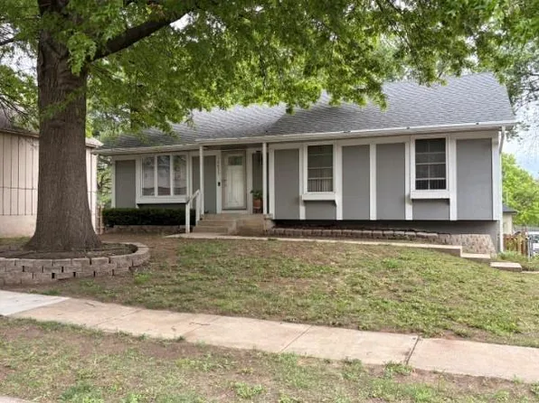 12833 S Seminole Dr, Olathe, KS 66062