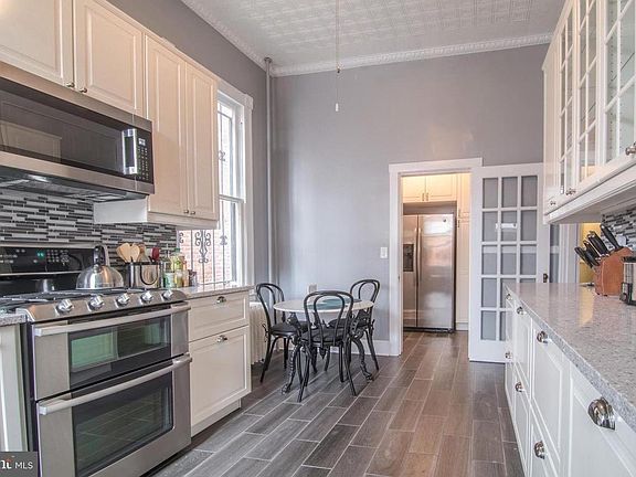 BEAUTIFUL BRAND NEW EAT-IN COOK'S KITCHEN