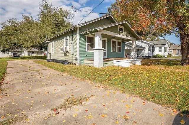2 bed, 1.0 bath, 742 sqft, $1,350 — Photo 3