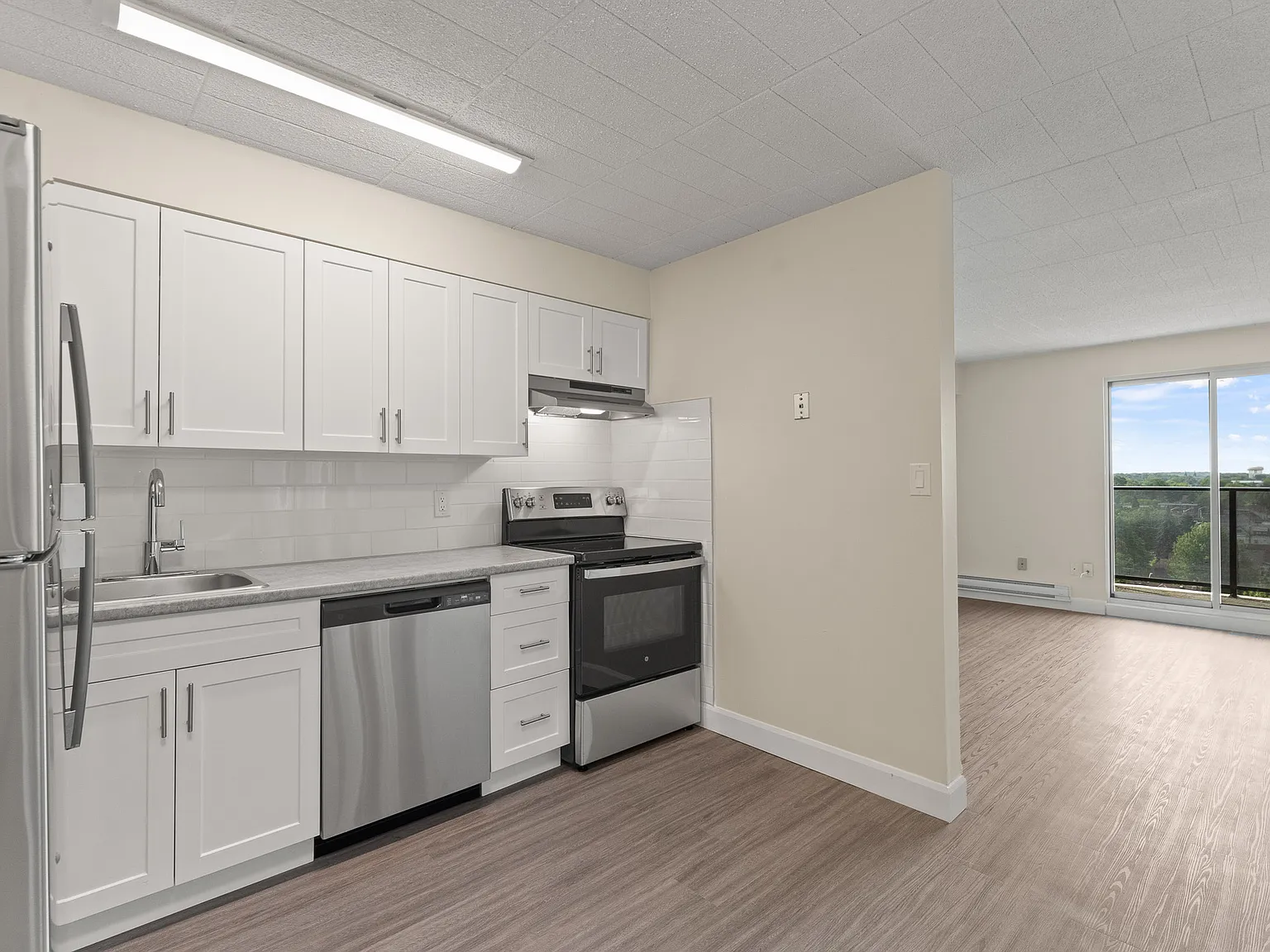 Royal Tower Apartments — Photo 1