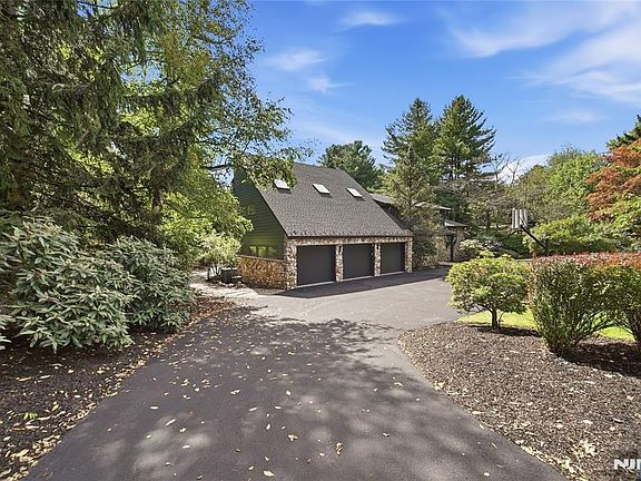 3rd image of 299 Forest Road