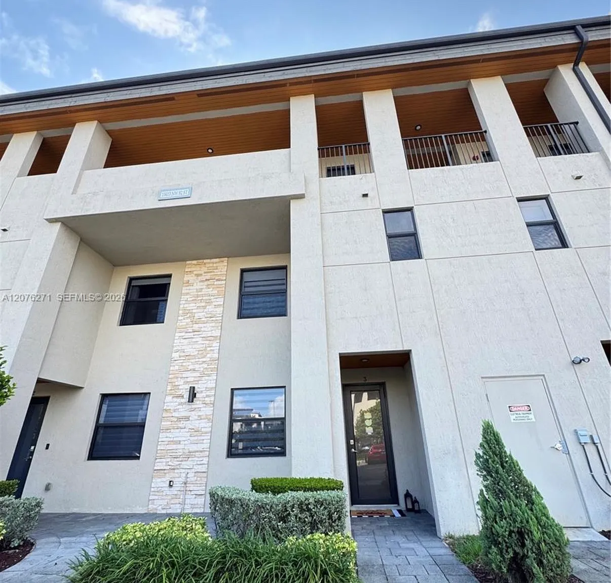 3 bed, 2.5 bath, 1425 sqft, $3,800 — Photo 1