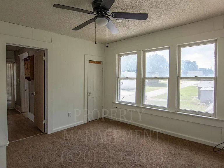 929 E Myrtle St — Photo 20