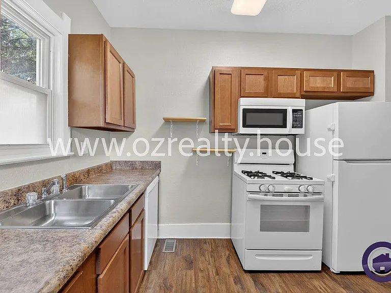614 Woodstock Ave — Photo 5
