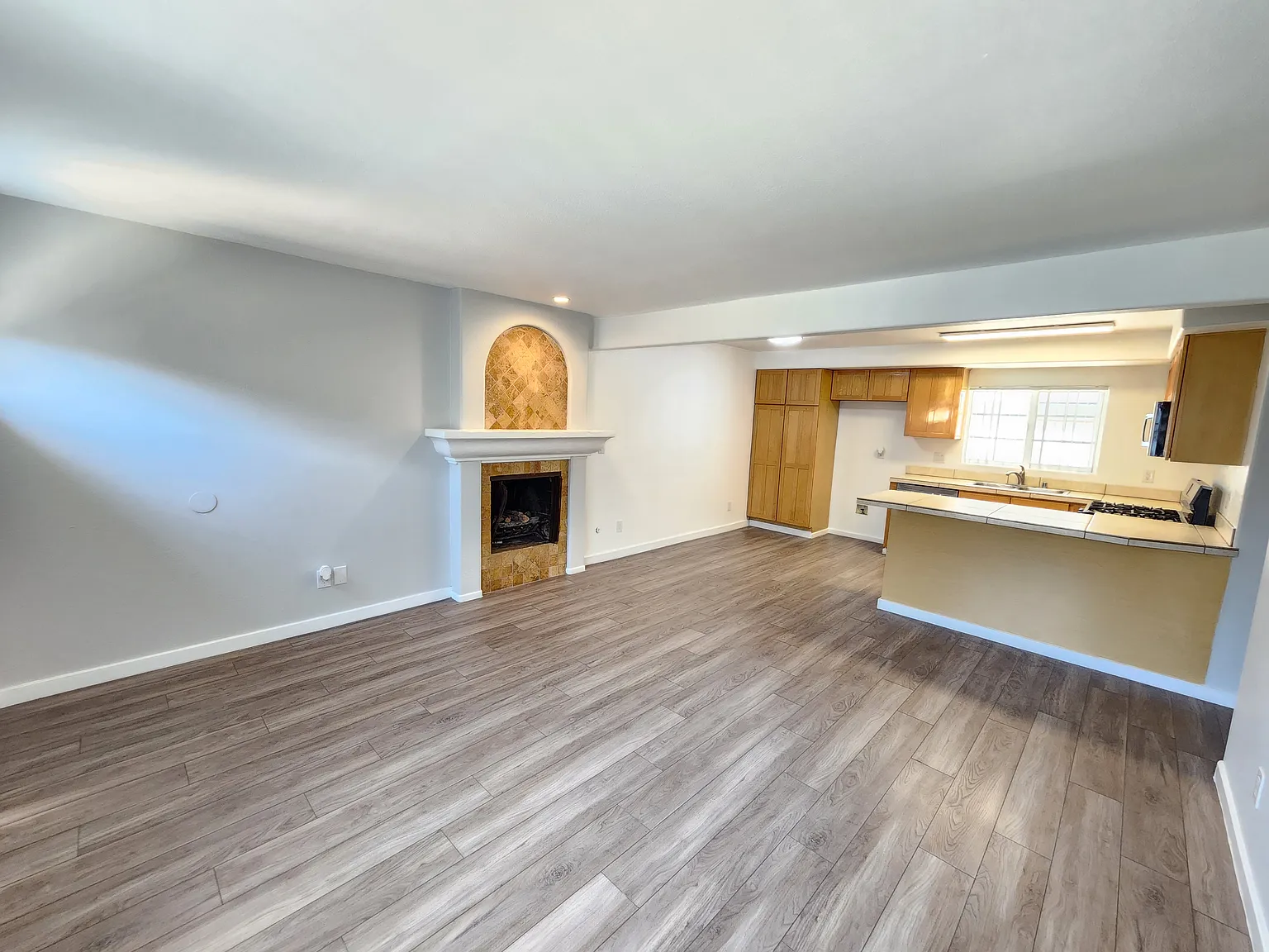 3 bed, 965 sqft, $3,300 — Photo 2