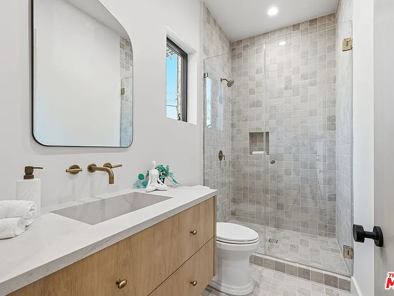 16643 Addison St — Photo 17