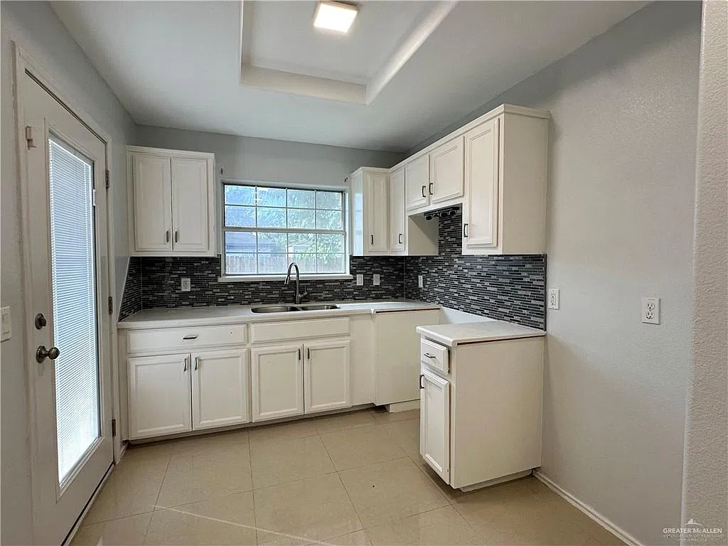 4 bed, 2.0 bath, 1379 sqft, $1,600 — Photo 3