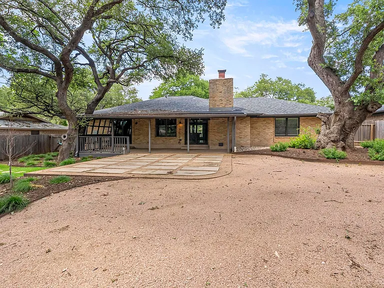 2607 N Shields Dr — Photo 23