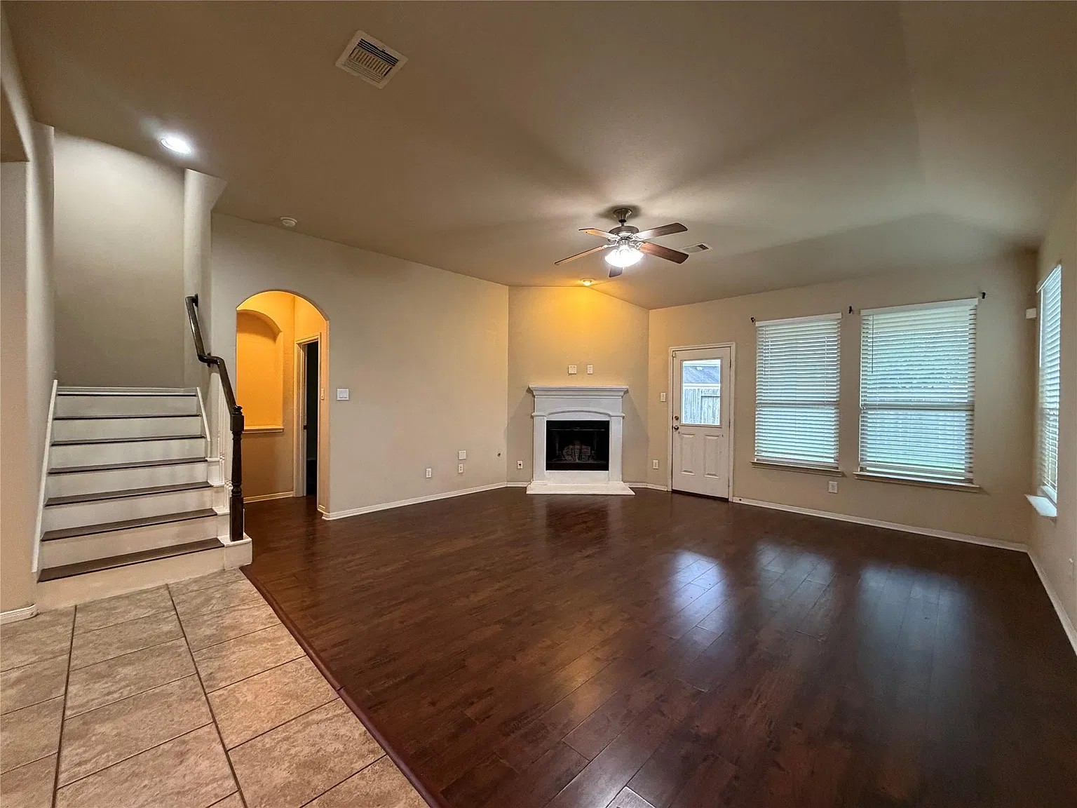 4 bed, 2.5 bath, 2400 sqft, $2,300 — Photo 2
