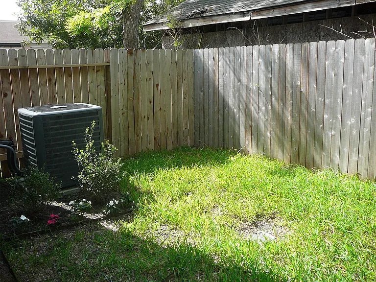 5326 Larkin St — Photo 12
