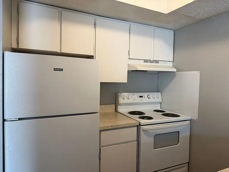 717 E Grayson St #8 — Photo 3