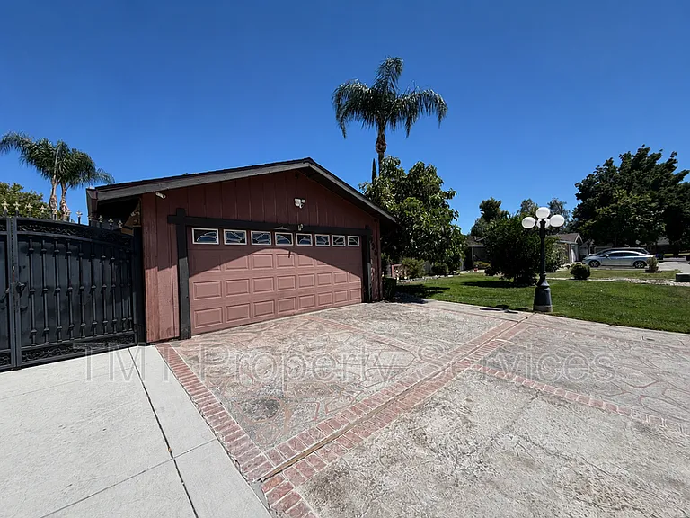 930 Graywood Cir — Photo 2