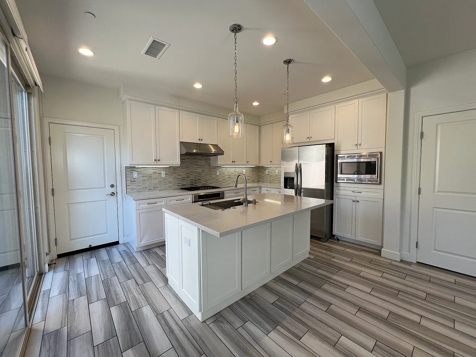 3 bed, 3.5 bath, 1862 sqft, $4,900 — Photo 3