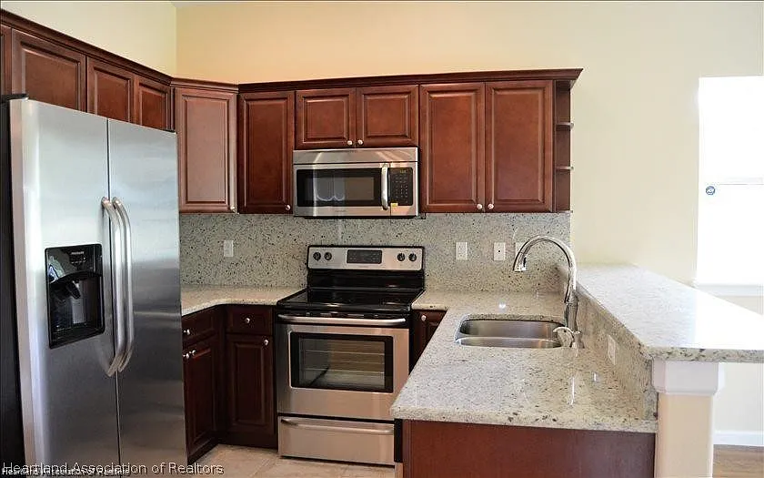 2 bed, 2.0 bath, 5259 sqft, $1,700 — Photo 2