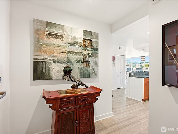 4th image of 2929 1st Avenue #817