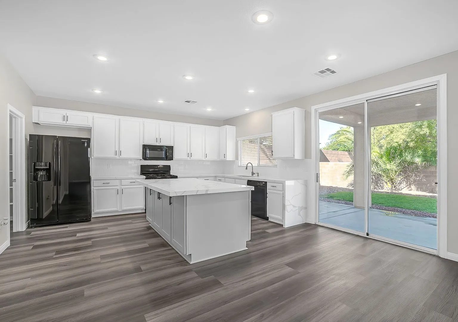 Immaculate 4 Bed - 3 Bath - 2 Gar Home In Private Cul-de-Sac In Southern Highlands! — Photo 2