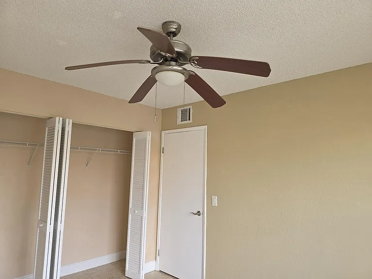 1542 Lake Crystal Dr #H — Photo 12