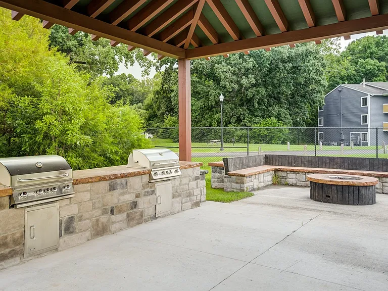Lakeside Crossing at Eagle Creek Apartments and Townhomes — Photo 20