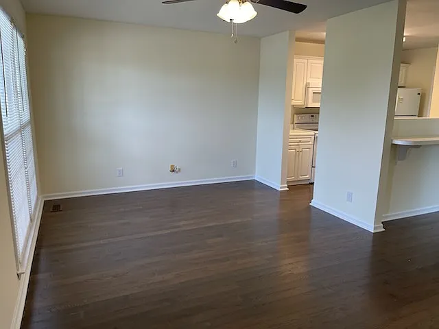 902 Nottingham Dr — Photo 3