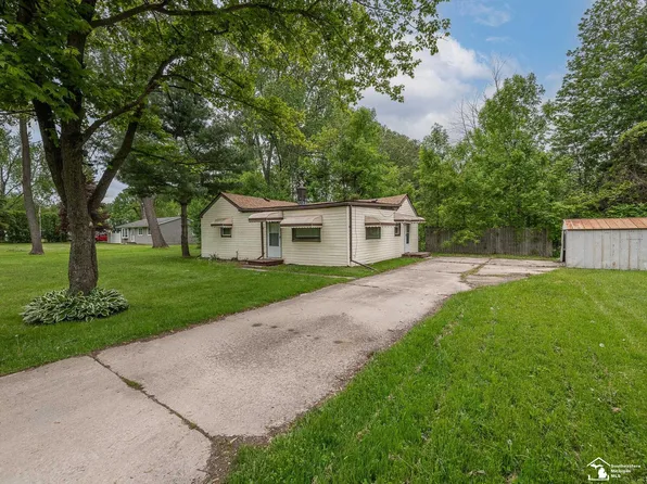 19106 Sylvia Ave, Brownstown, MI 48174