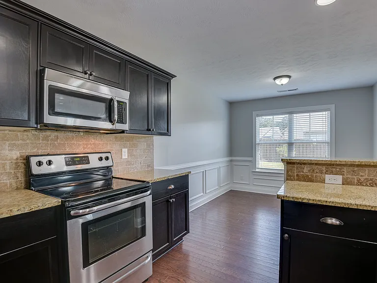 1721 Dunmore Ave — Photo 10