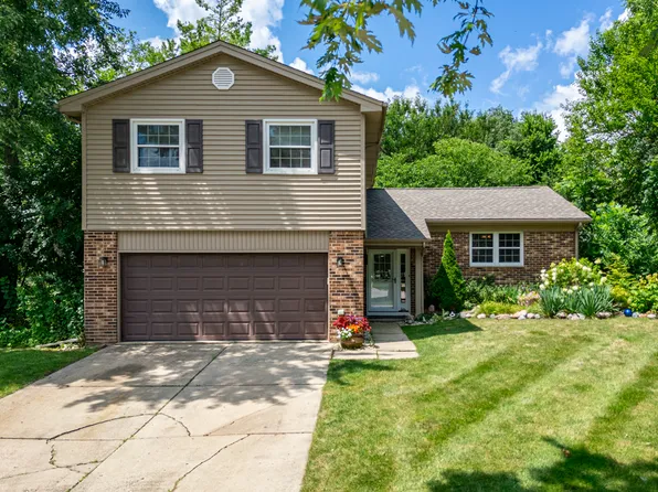 30W280 Holyoke Ct, Warrenville, IL 60555