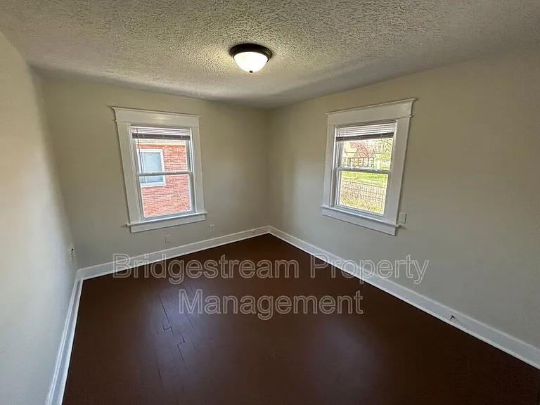 101 E Bruce Ave — Photo 7