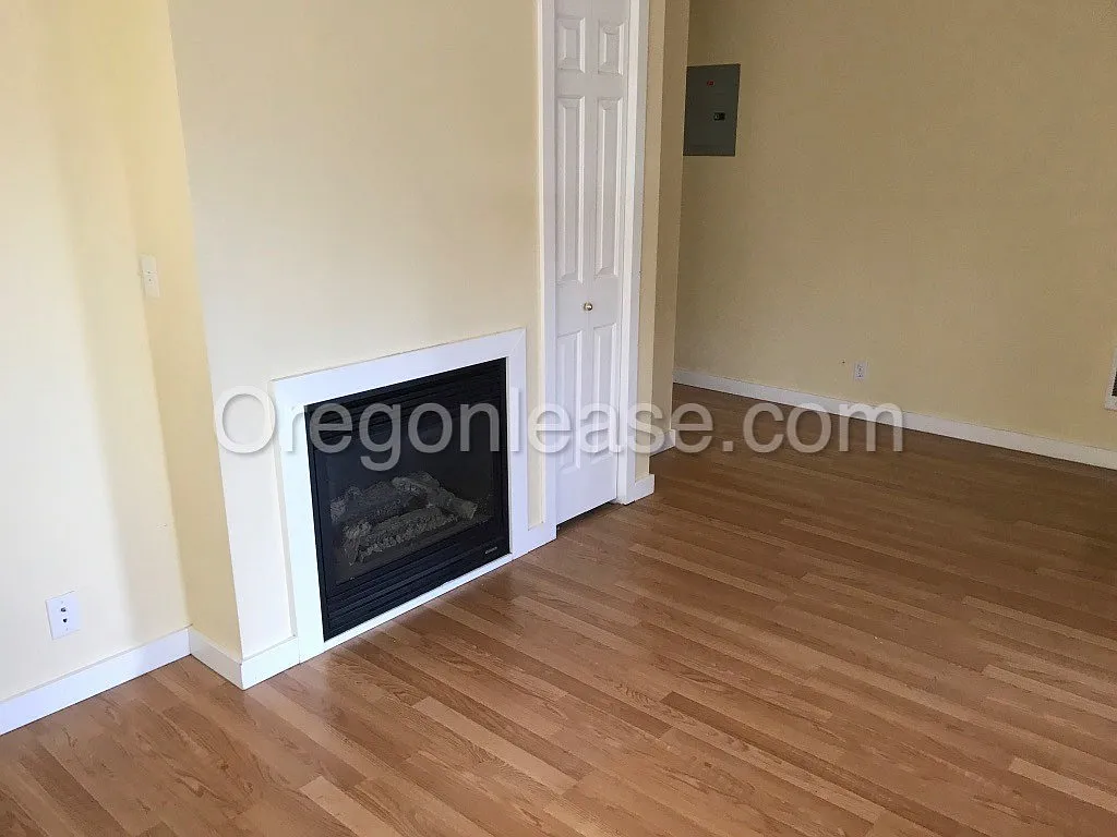 Blocks from UO! 2 bedroom 1 bath with in unit laundry and off street parking. Available 8/24/2024 — Photo 2