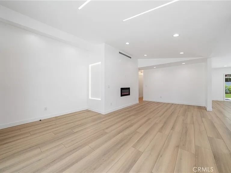 22928 Leadwell St — Photo 5