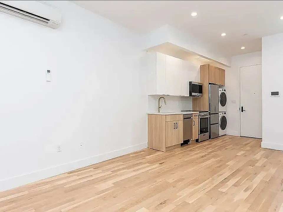154 Scholes St #4DD