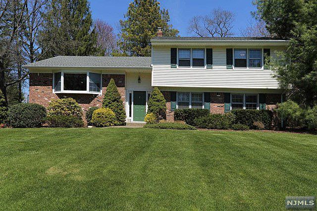 1st image of 84 Pinecrest Dr