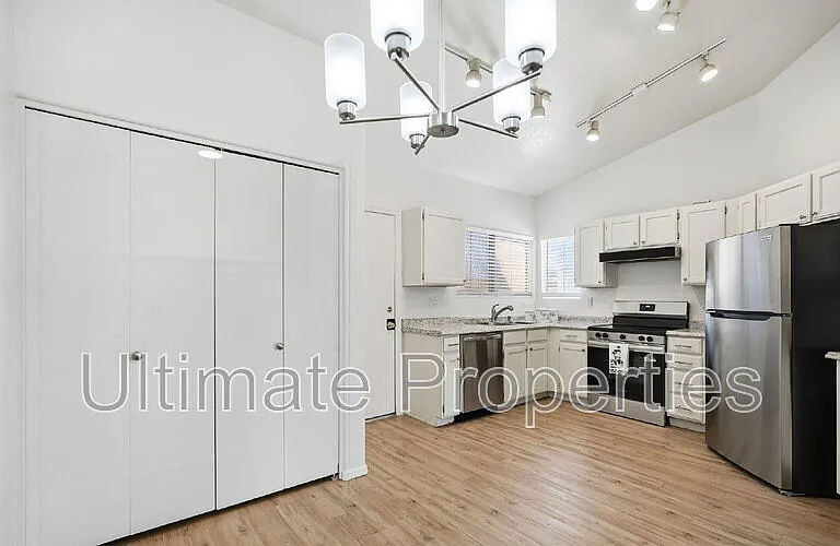 8542 W Oregon Ave — Photo 3