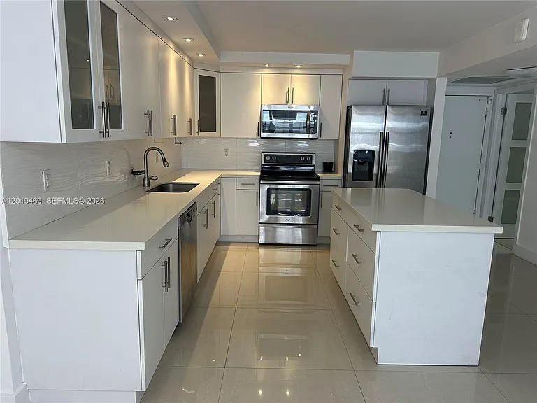 6039 Collins Ave #1221 — Photo 3
