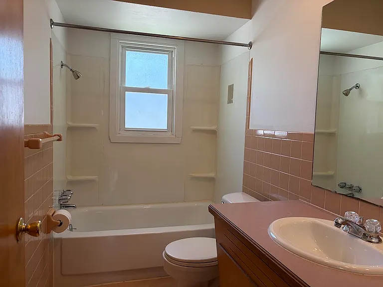 1363 E Elm St — Photo 9