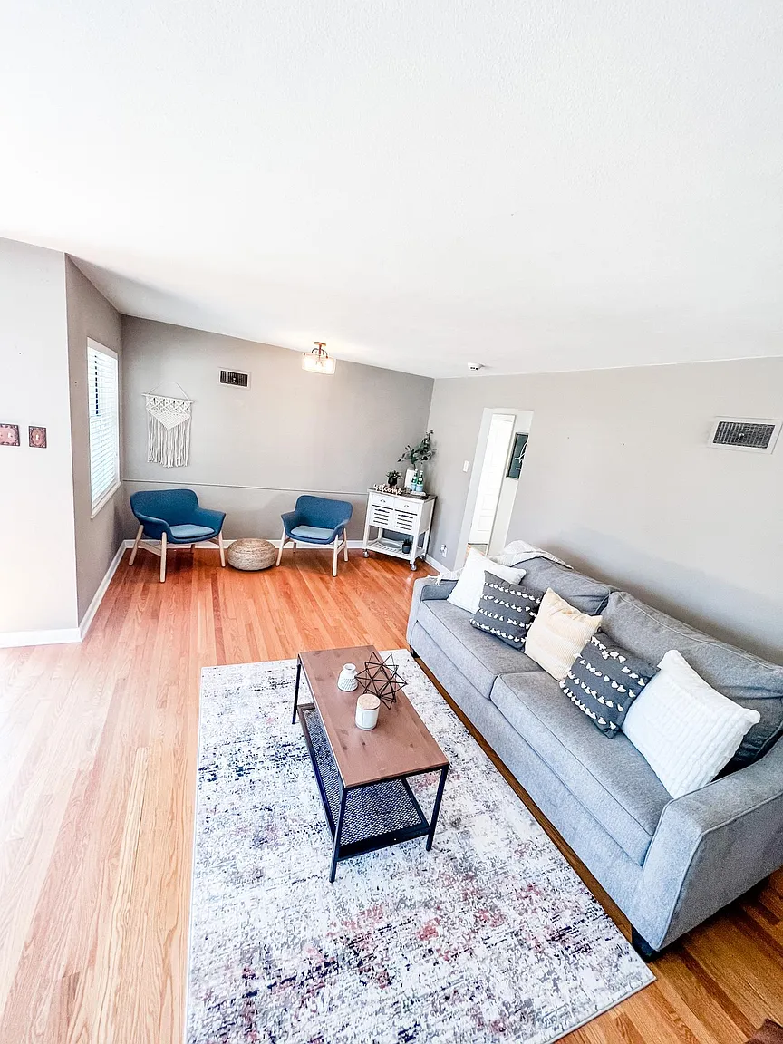 1501 Pinetree Ln photo 1