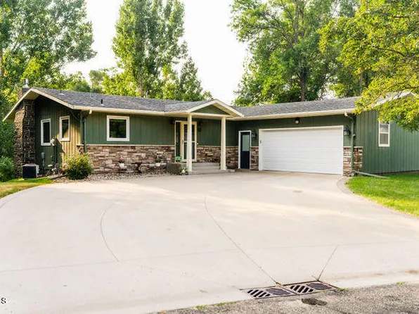 102 18th Ave NE, Jamestown, ND 58401