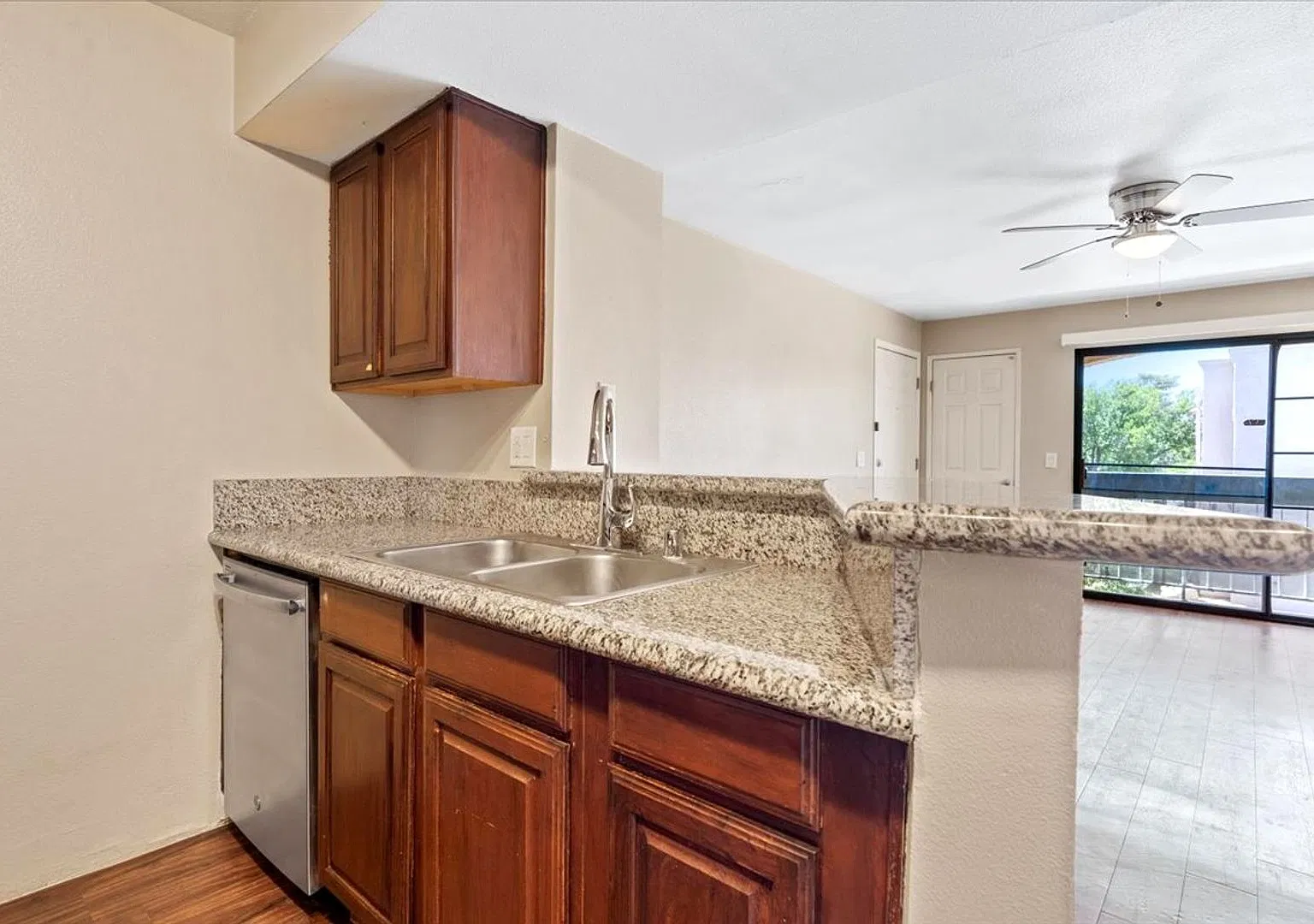 One bedroom one bath Condominium in Alexis Heights! — Photo 3