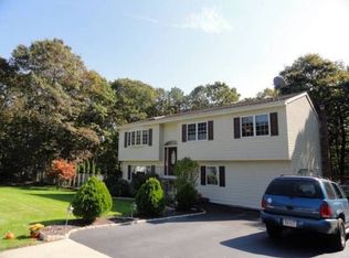 4 Cedar Ln, Manorville, NY 11949