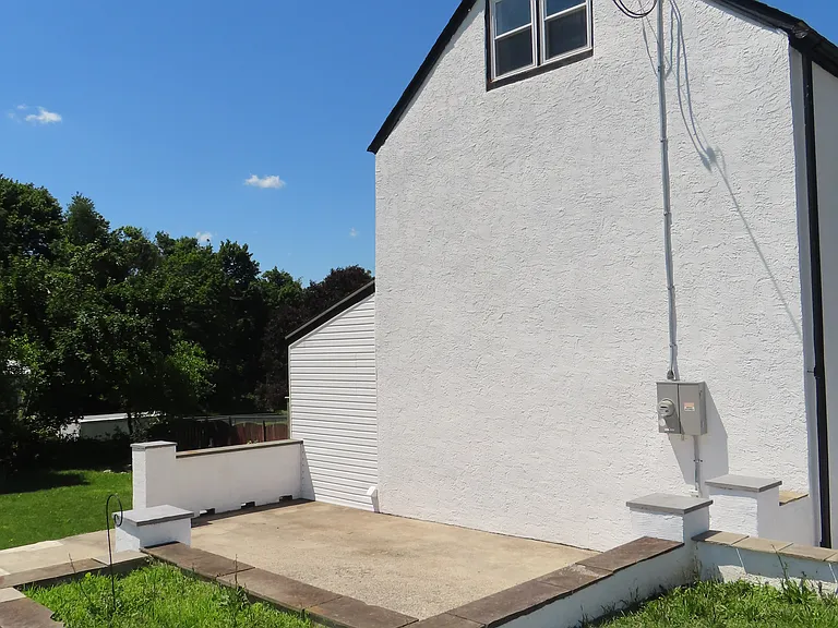 1008 Reading Ave — Photo 7