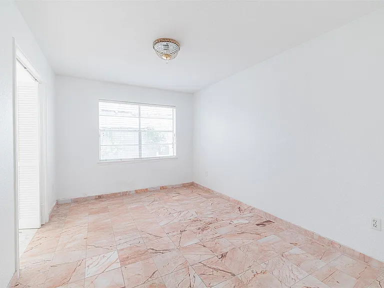 13911 Locke Ln — Photo 5