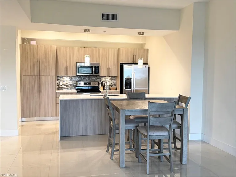 15901 Royal Pointe Ln #405 — Photo 3