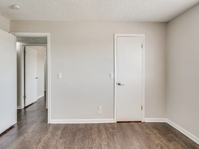 817 SW 23rd St #6 — Photo 23