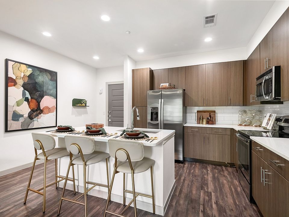 Fully-Equipped Kitchen with Stainless Steel Appliances and Island Seating