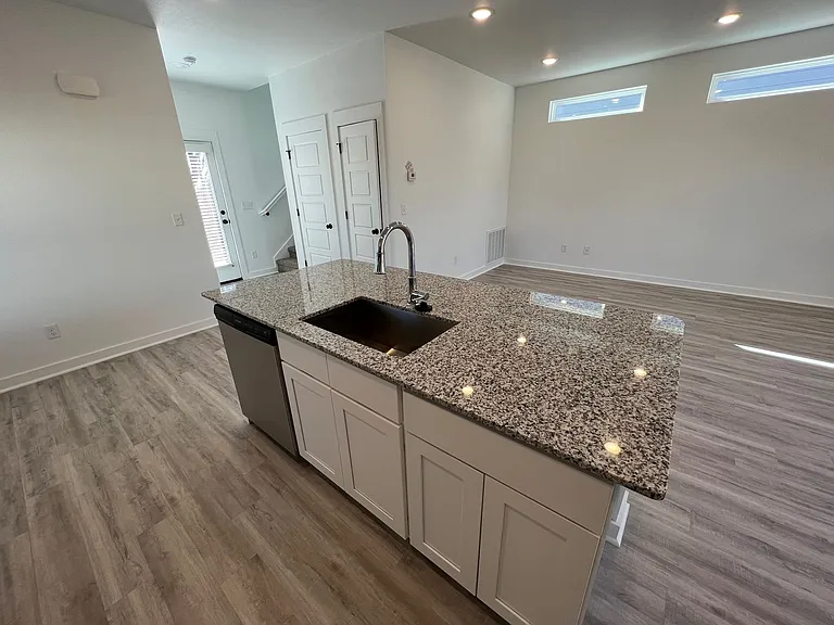 1071 Ventnor Ave — Photo 6