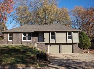 6825 NW Pleasant View Dr, Parkville, MO 64152