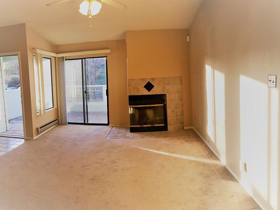 Living Room - photo before new carpet installed