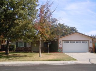 490 Orangewood Dr, Lemoore, CA 93245