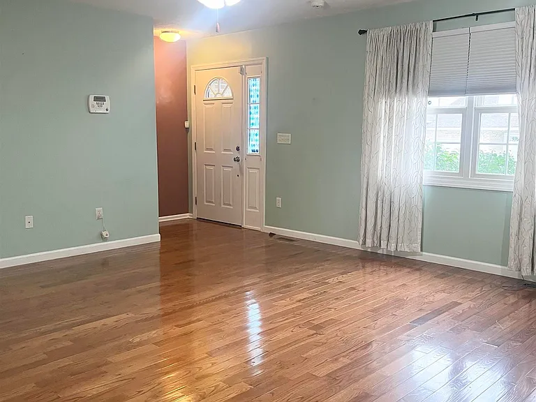 121 Donna Ave — Photo 2